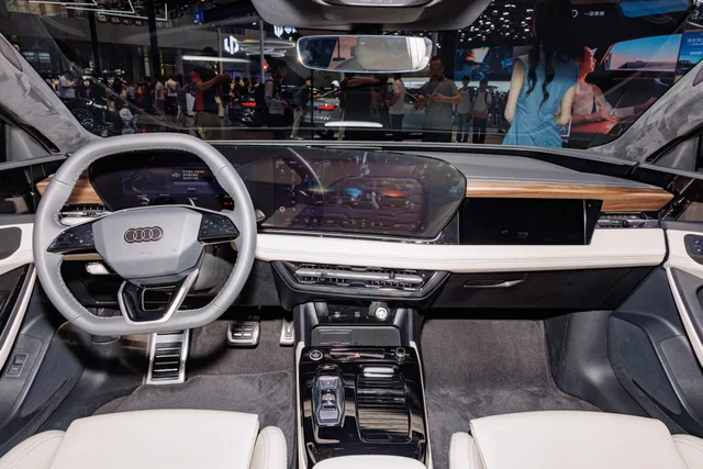 File:AUDI A6L e-tron INTERIOR.jpg