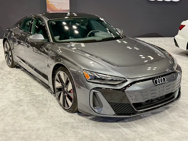 File:2025 Audi e-tron GT.jpg