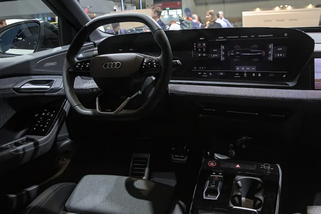 File:Audi Q6 e-tron IAA 2023 1X7A0301.jpg