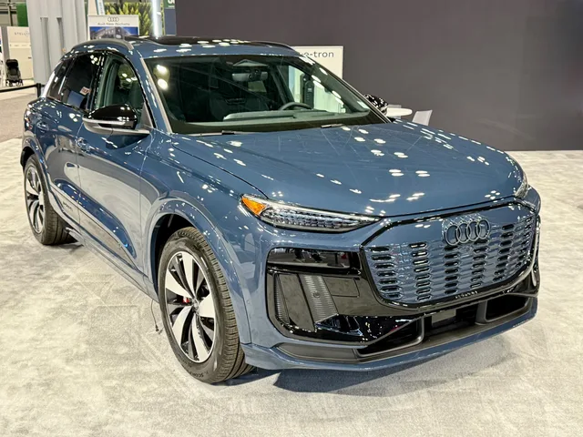 File:2025 Audi Q6 e-tron.jpg