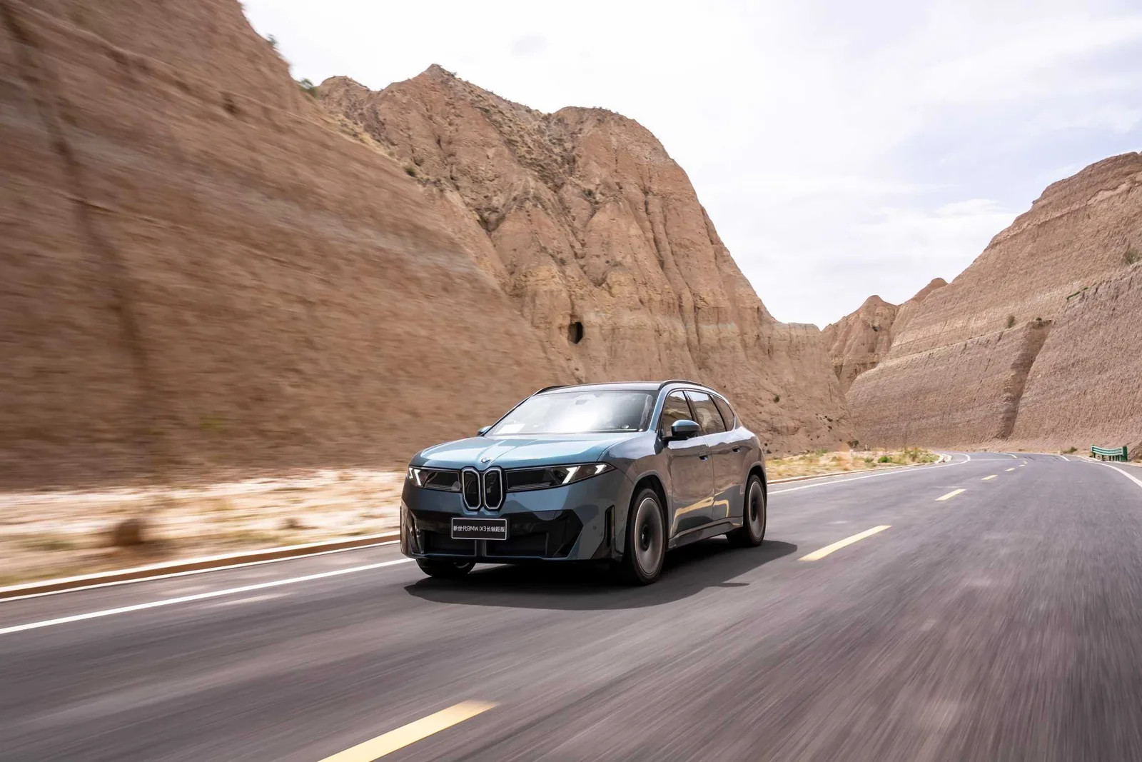 BMW BMW iX3 lang akselafstand prototype paa landevej 2026