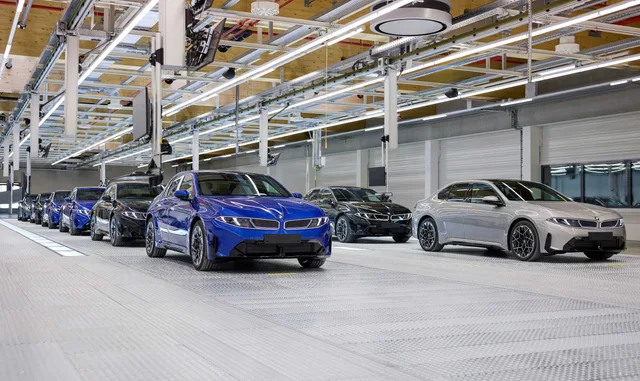 Nye BMW i3 i blå, sort og sølv på samlebåndet i BMW Group Plant Munich