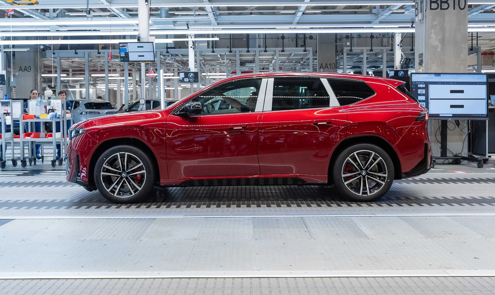 BMW iX3 nummer 50.000 i samlebygningen på BMW Group Plant Debrecen. Foto: BMW AG.