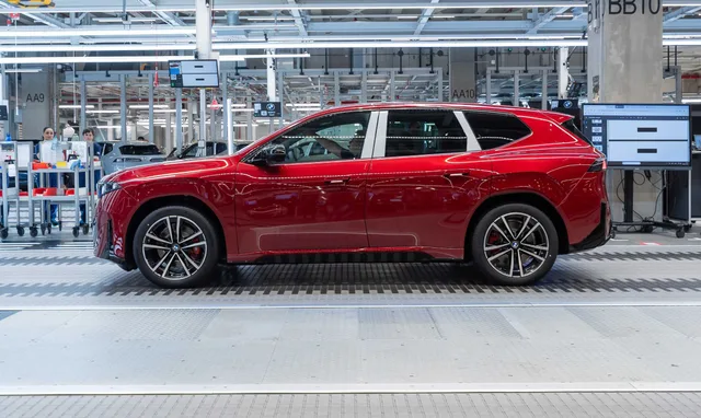 BMW iX3 nummer 50.000 i samlebygningen på BMW Group Plant Debrecen. Foto: BMW AG.