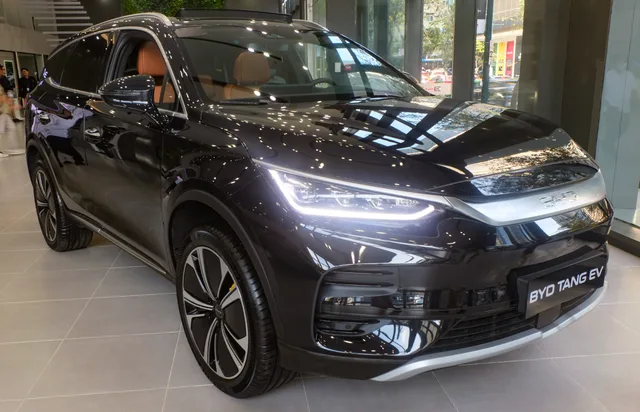 File:BYD Tang EV Silver Sand Black - front.jpg