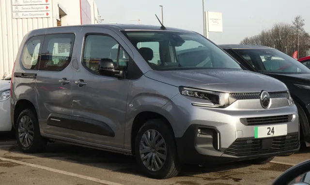 File:2024 Citroen e-Berlingo Plus - 52kWh (136PS) Electric - Cumulus Grey - 03-2025, Front.jpg