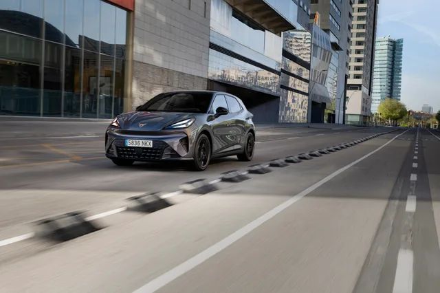 Cupra Raval Plus i gråt lak set forfra i 3/4-vinkel på en bygade i Barcelona