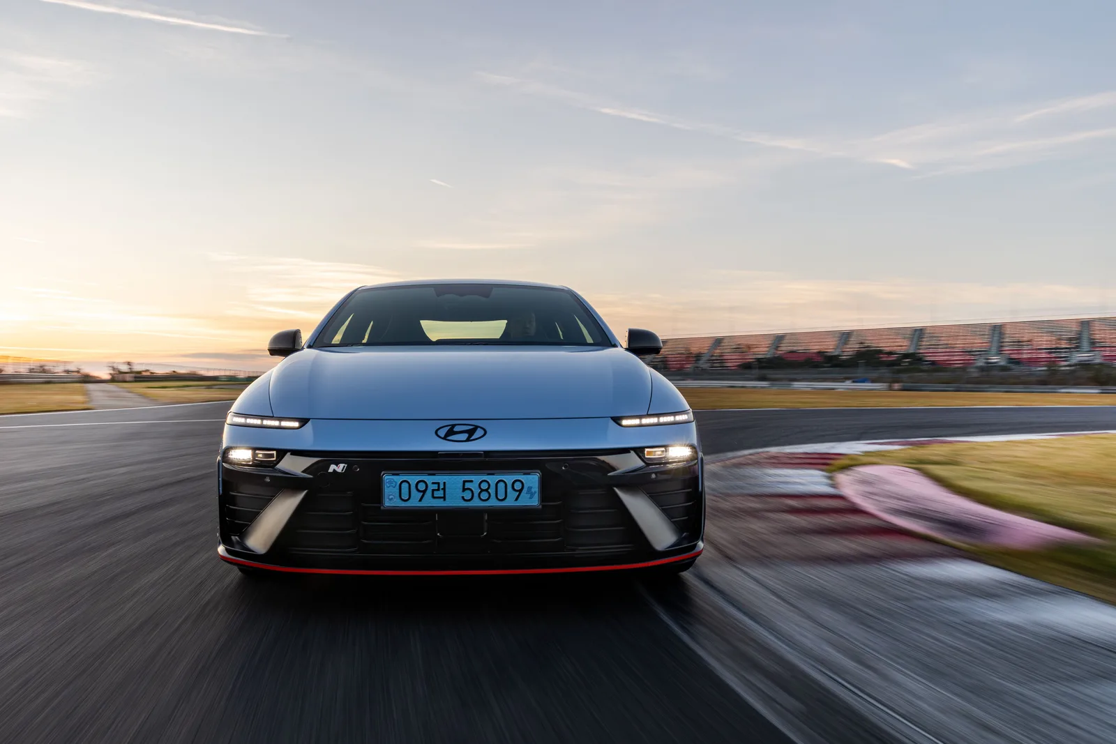 Hyundai Ioniq 6 N i Performance Blue set skråt forfra på bane