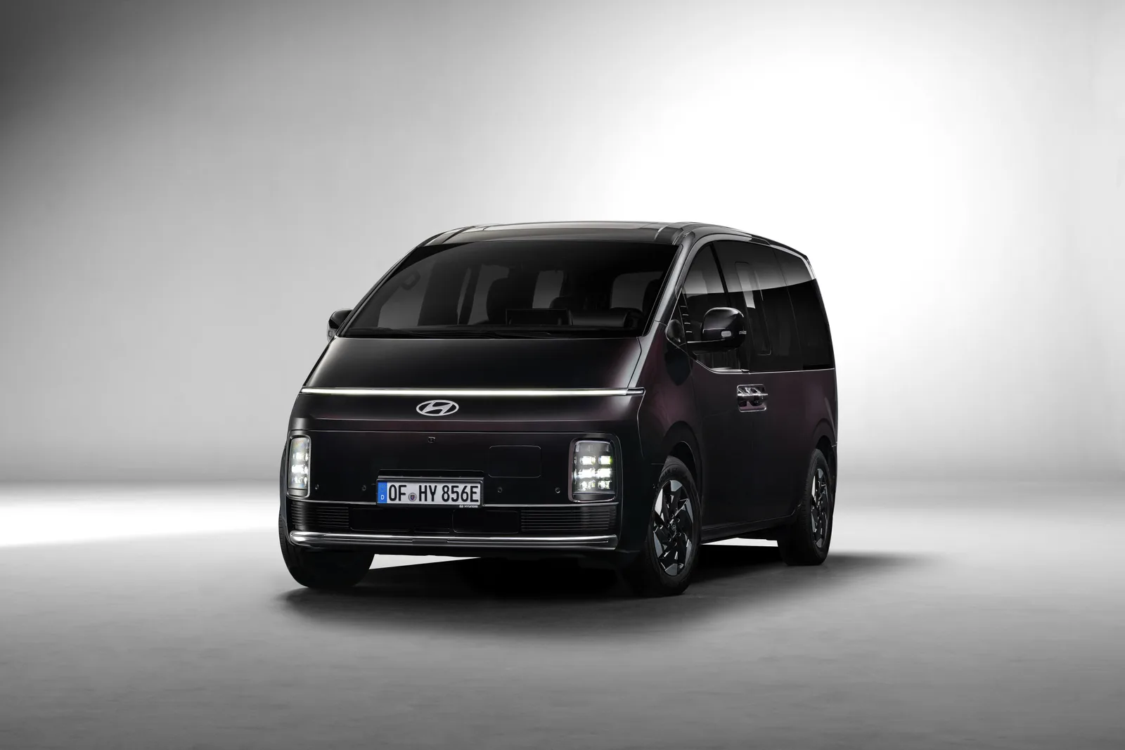 Hyundai STARIA Electric, set forfra i 3/4-vinkel