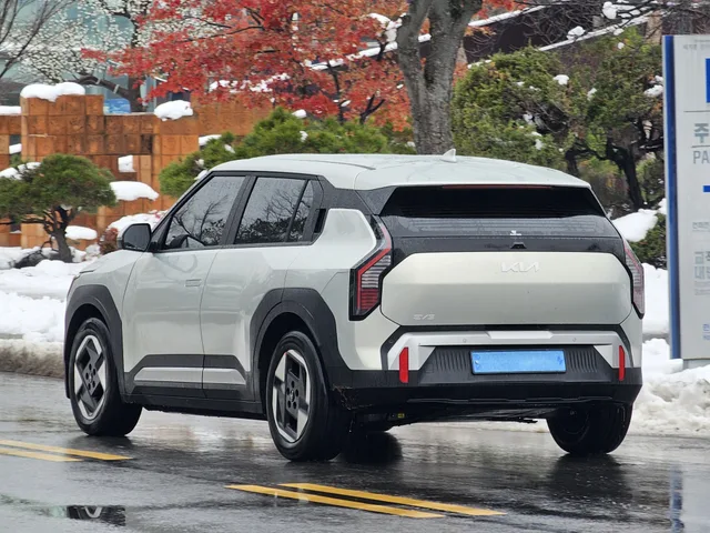 File:Kia EV3 SV1 Ivory Silver (3).jpg