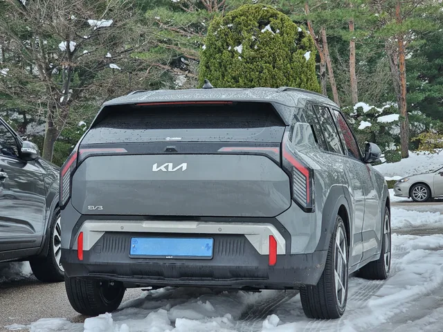 File:Kia EV3 SV1 Shale Grey (38).jpg