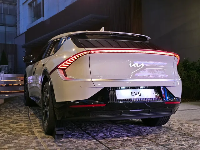 File:Kia EV6 CV Glacier (12).jpg