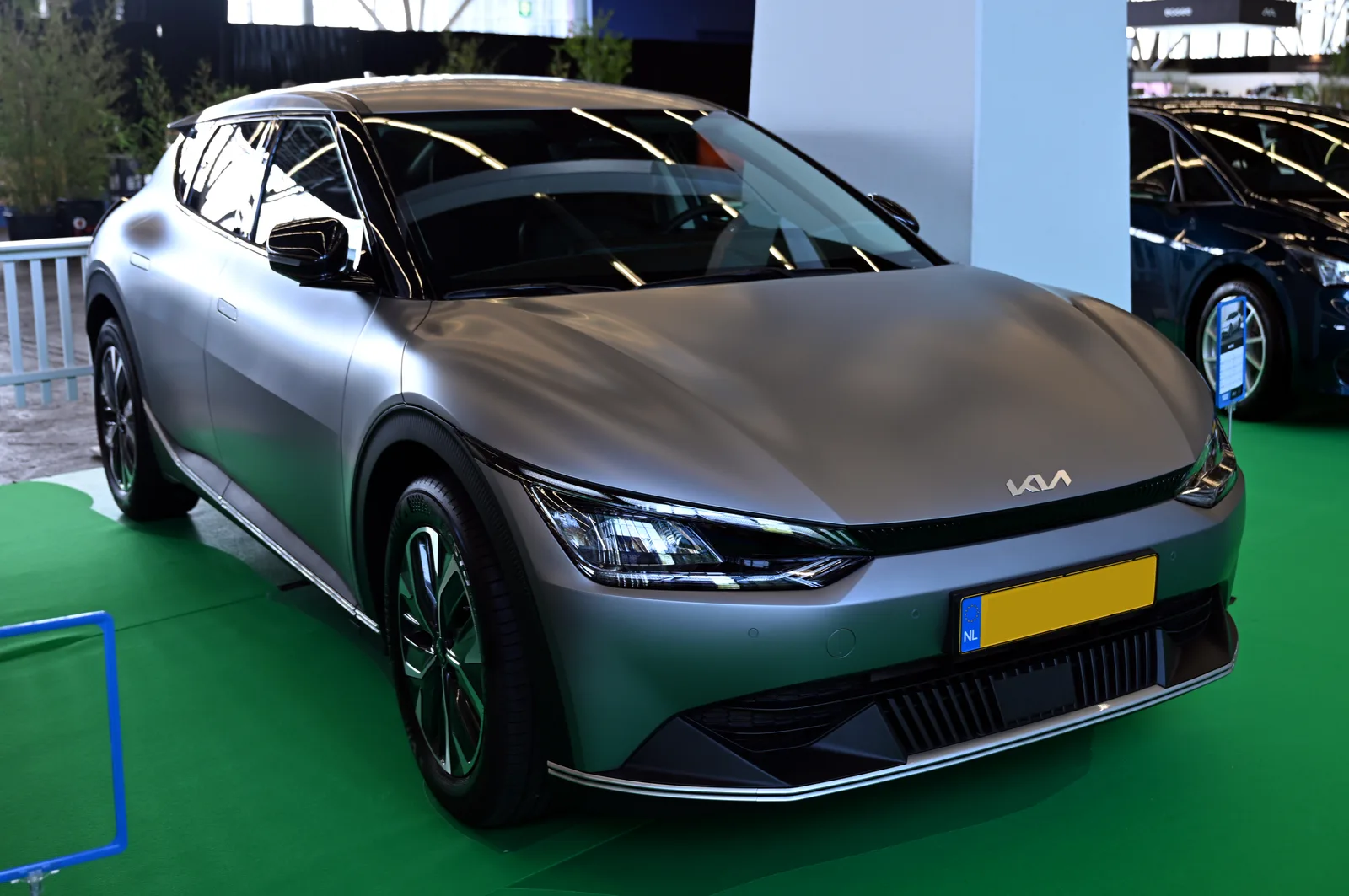 Kia EV6 set forfra og fra højre side. Arkivfoto af EV6, som de nye leasingtilbud gælder for.