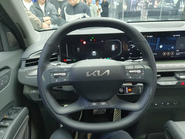 File:Kia EV9 MV1 Dark Gray Black Interior (13).jpg