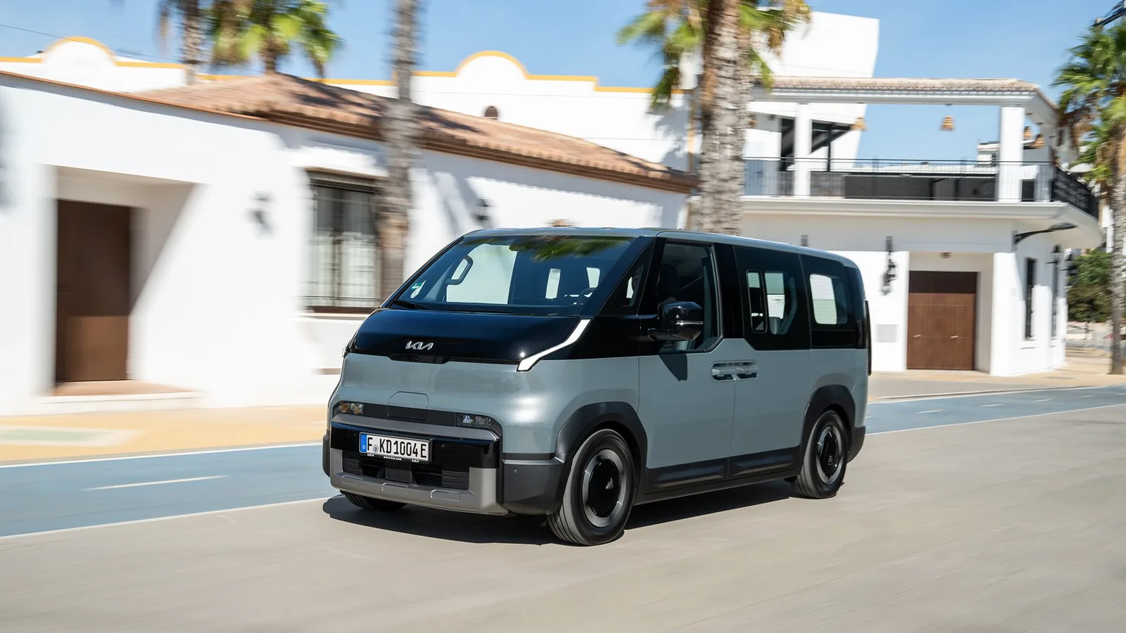 Kia PV5 Passenger i grå lakering under kørsel