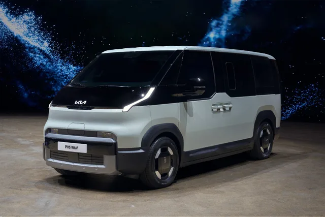 Kia PV5 WAV Side Entry i soft mint, set forfra i 3/4-vinkel