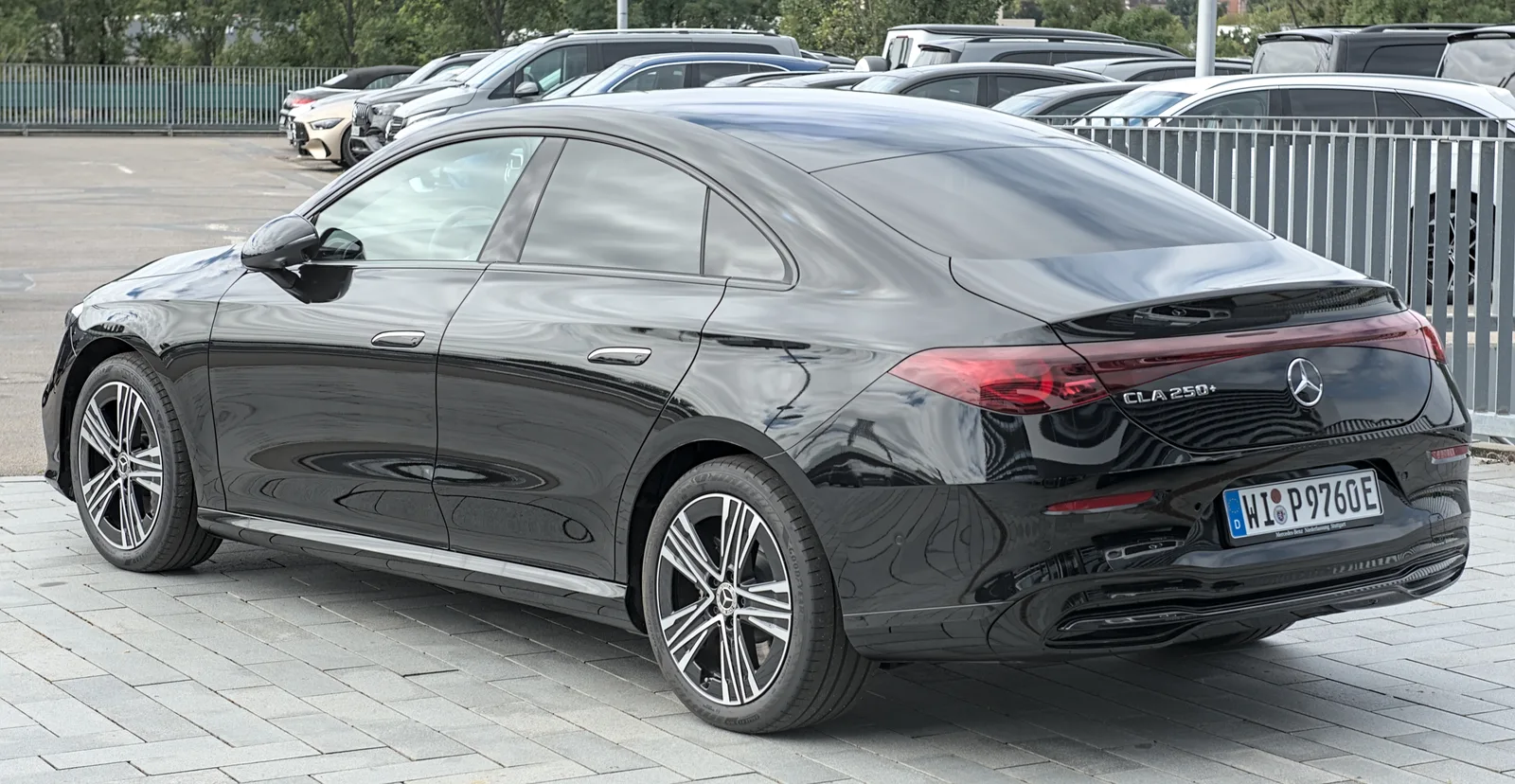 Mercedes-Benz CLA 250+ i studielys. Billedet viser sedan-udgaven (C174), ikke Shooting Brake-stationcaren.