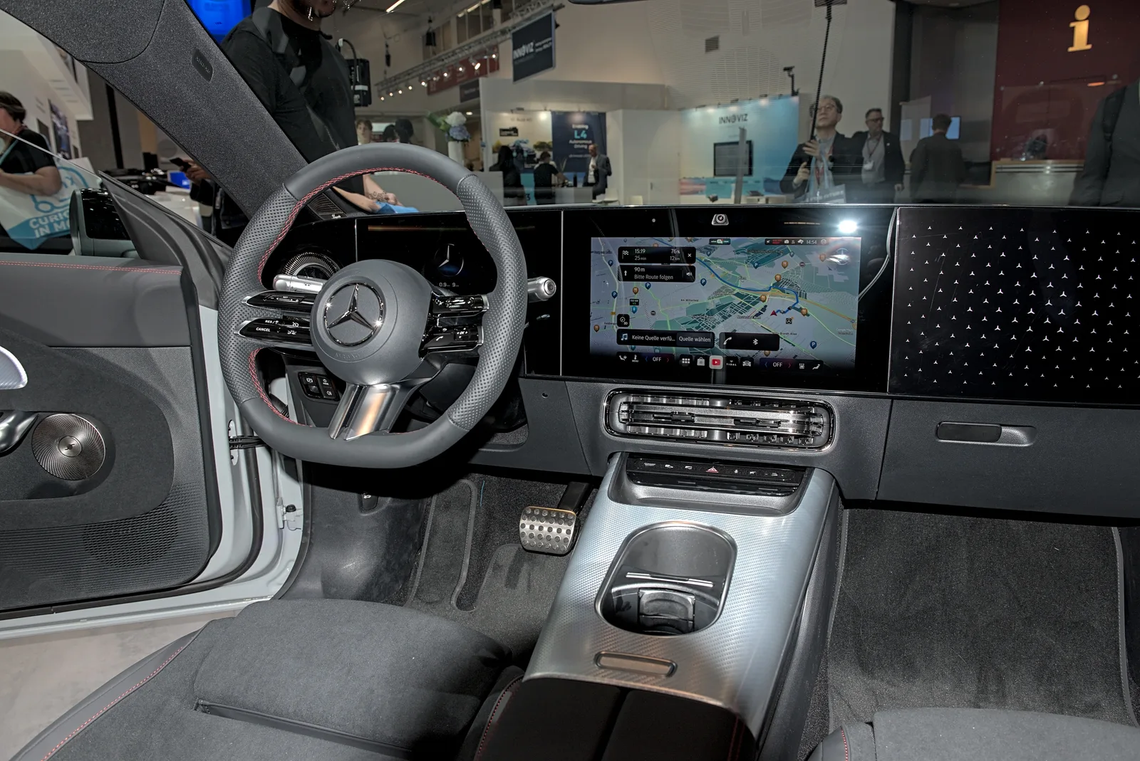 Elektrisk Mercedes-Benz CLA (C174) på biludstillingen IAA 2025, set skråt forfra