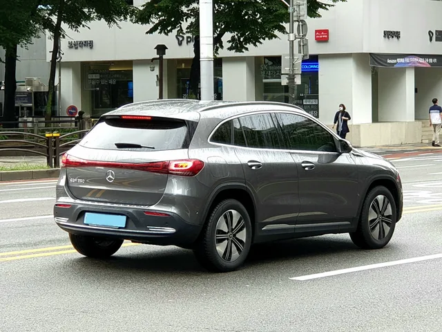 File:Mercedes-Benz EQA 250 H243 grey (2).jpg