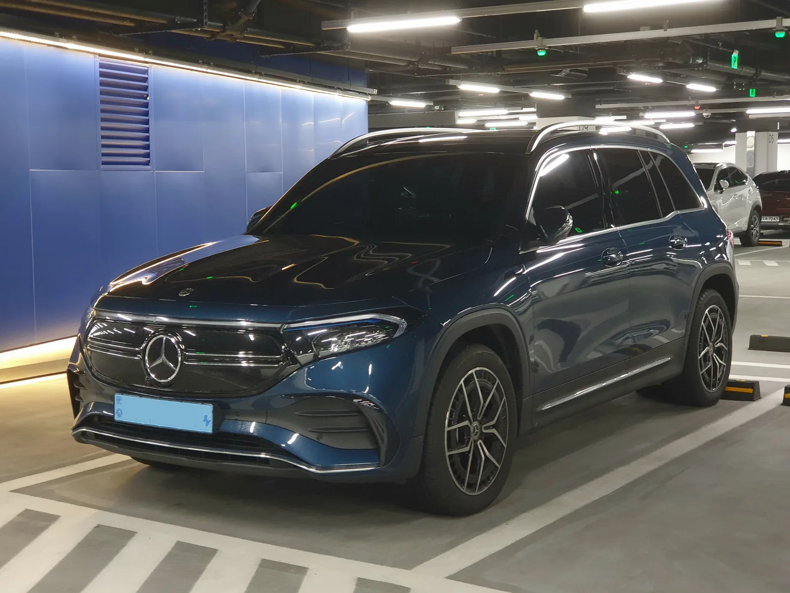 Mercedes-Benz EQB set forfra i studielys, den udgående model som den nye elektriske GLB afløser