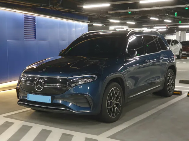 File:Mercedes-Benz X243 EQB 300 AMG Line Denim Blue Metallic (1).jpg