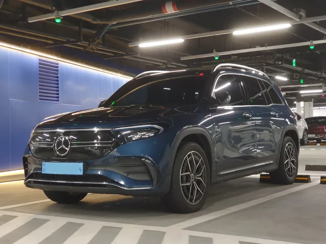 File:Mercedes-Benz X243 EQB 300 AMG Line Denim Blue Metallic (2).jpg