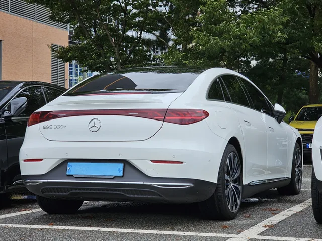 File:Mercedes-Benz V295 EQE 350+ Polar White (38).jpg