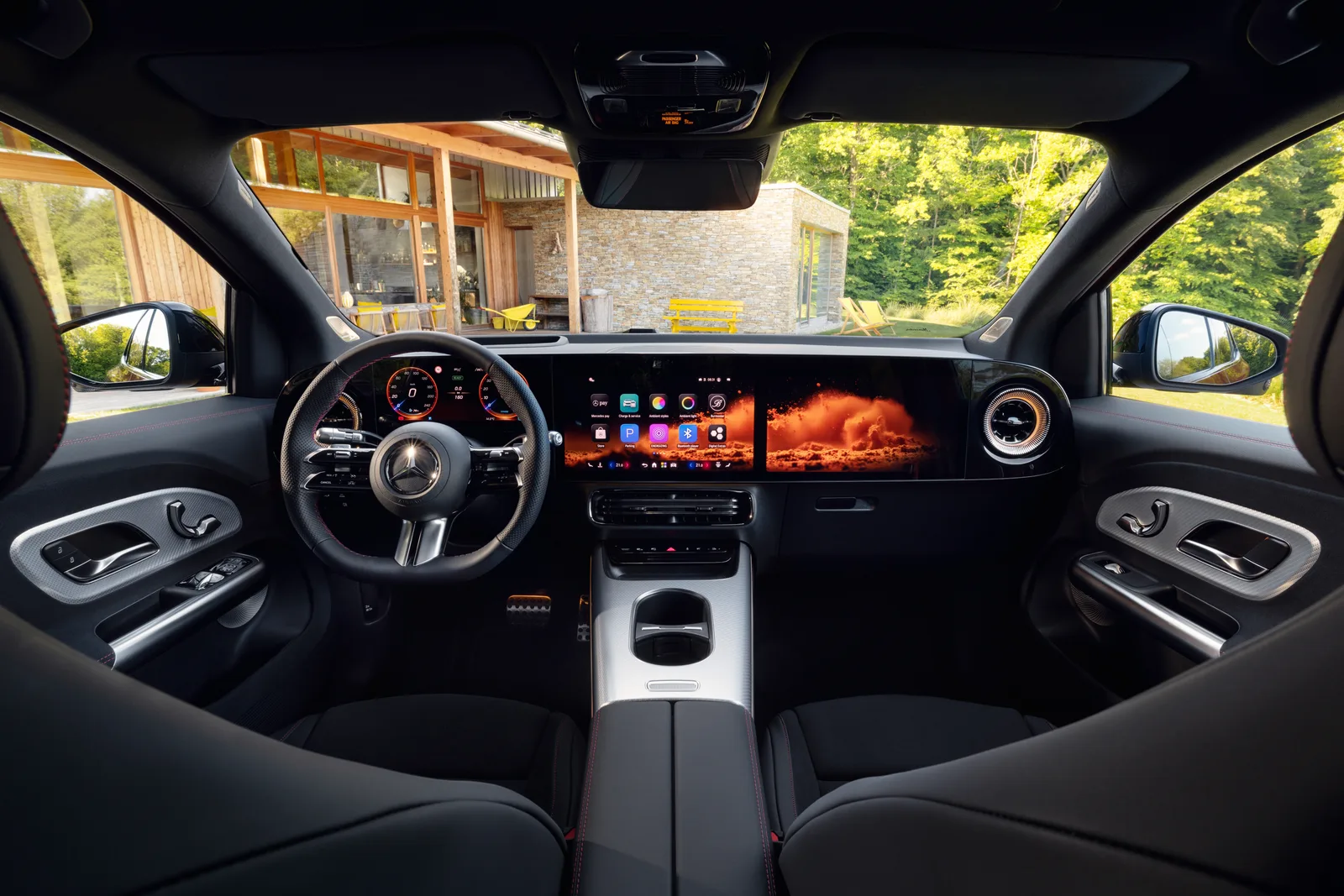Kabinen i den nye Mercedes-Benz GLA electric med MBUX Superscreen på tværs af instrumentbrættet. Foto: Mercedes-Benz AG.