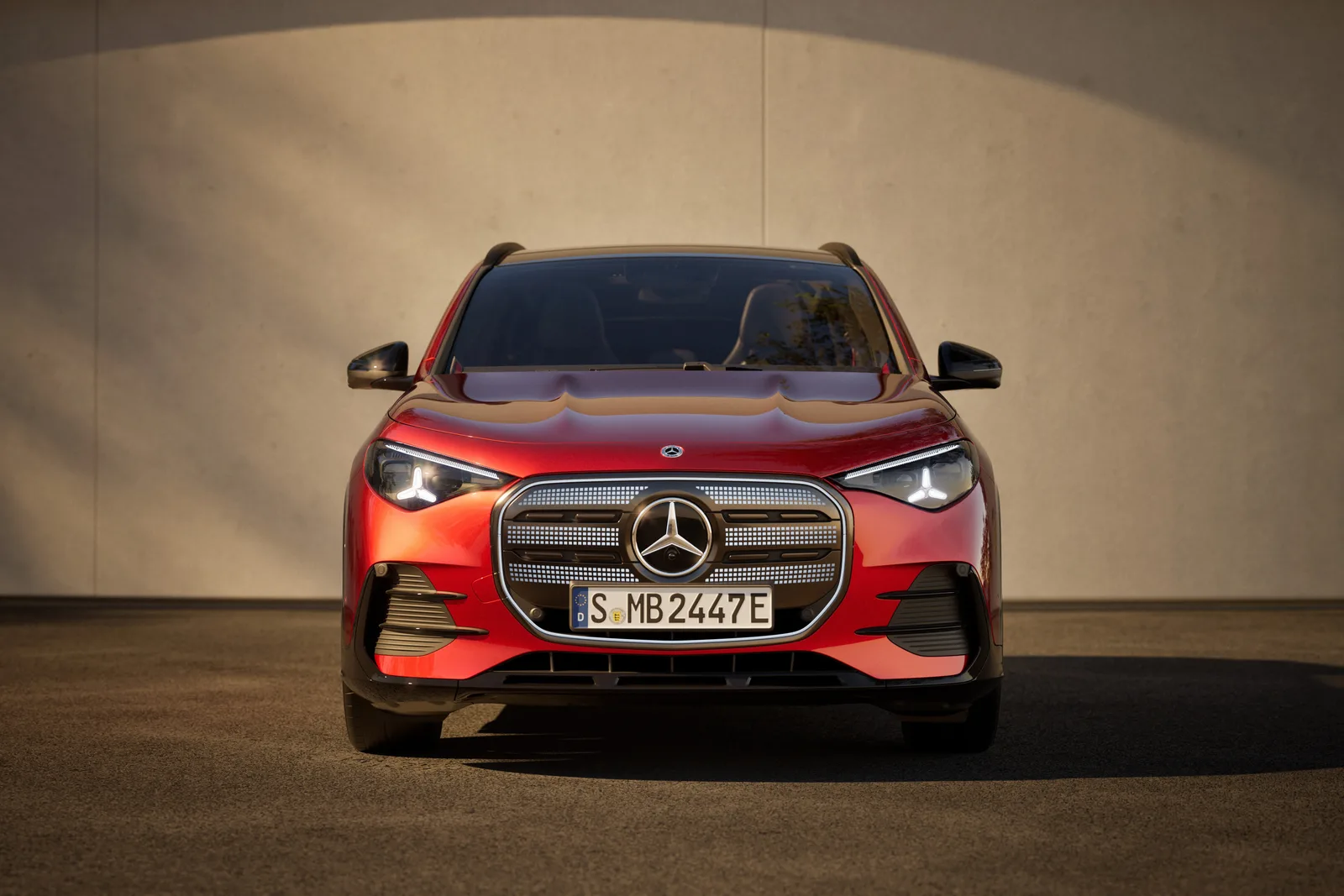 Ny Mercedes-Benz GLA electric set forfra med den oplyste frontgrill. Foto: Mercedes-Benz AG.