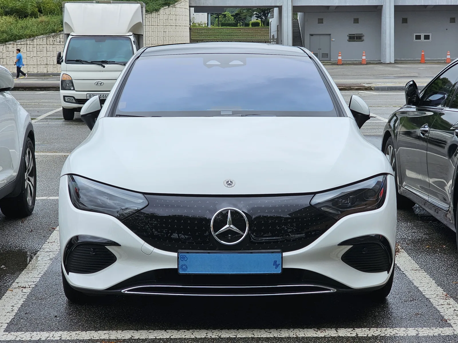 Mercedes-Benz File:Mercedes-Benz V295 EQE 350+ Polar White (33).jpg