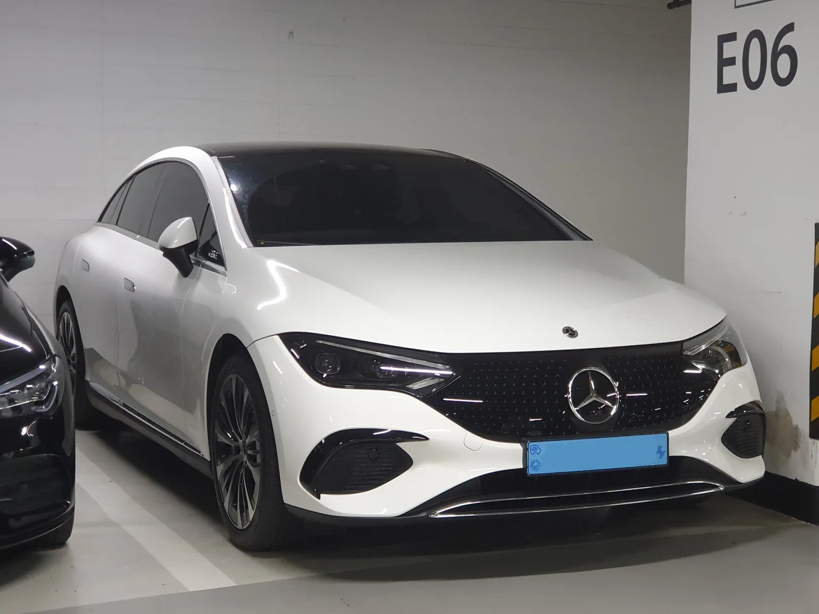 Mercedes-Benz File:Mercedes-Benz V295 EQE 350+ Polar White (1).jpg