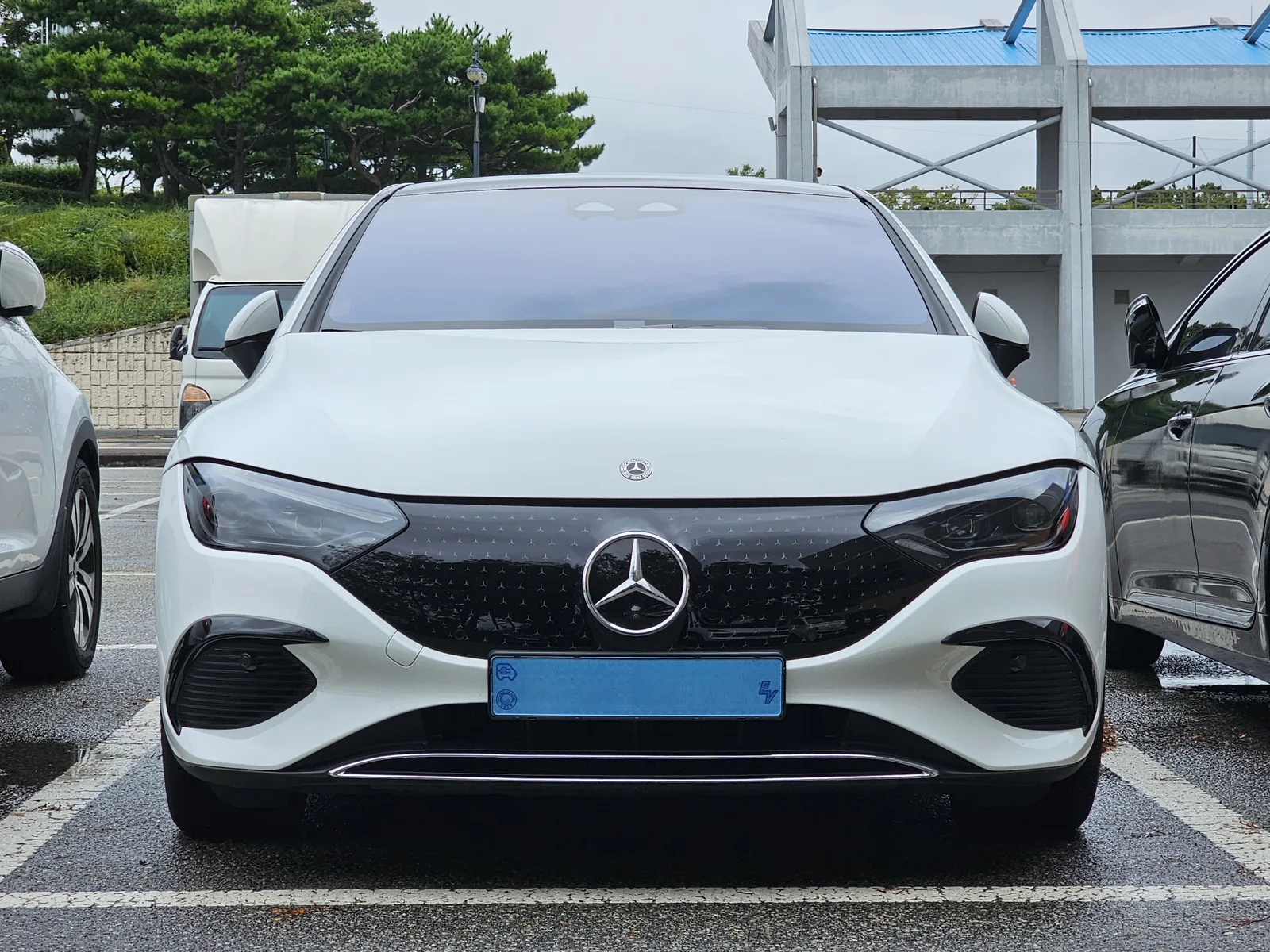Mercedes-Benz File:Mercedes-Benz V295 EQE 350+ Polar White (34).jpg
