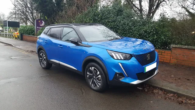 File:2022 Peugeot e-2008 GT in Vertigo Blue (Front).png