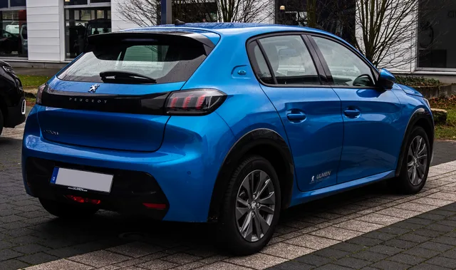 File:Peugeot e-208 Allure (II) – h 26122020.jpg