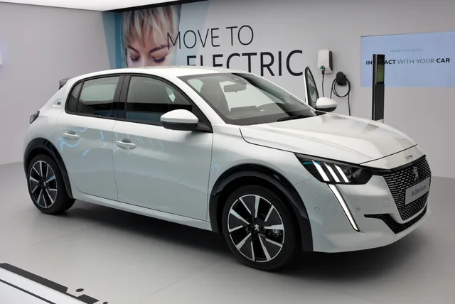 File:Peugeot e-208 Allure Genf 2019 1Y7A5132.jpg