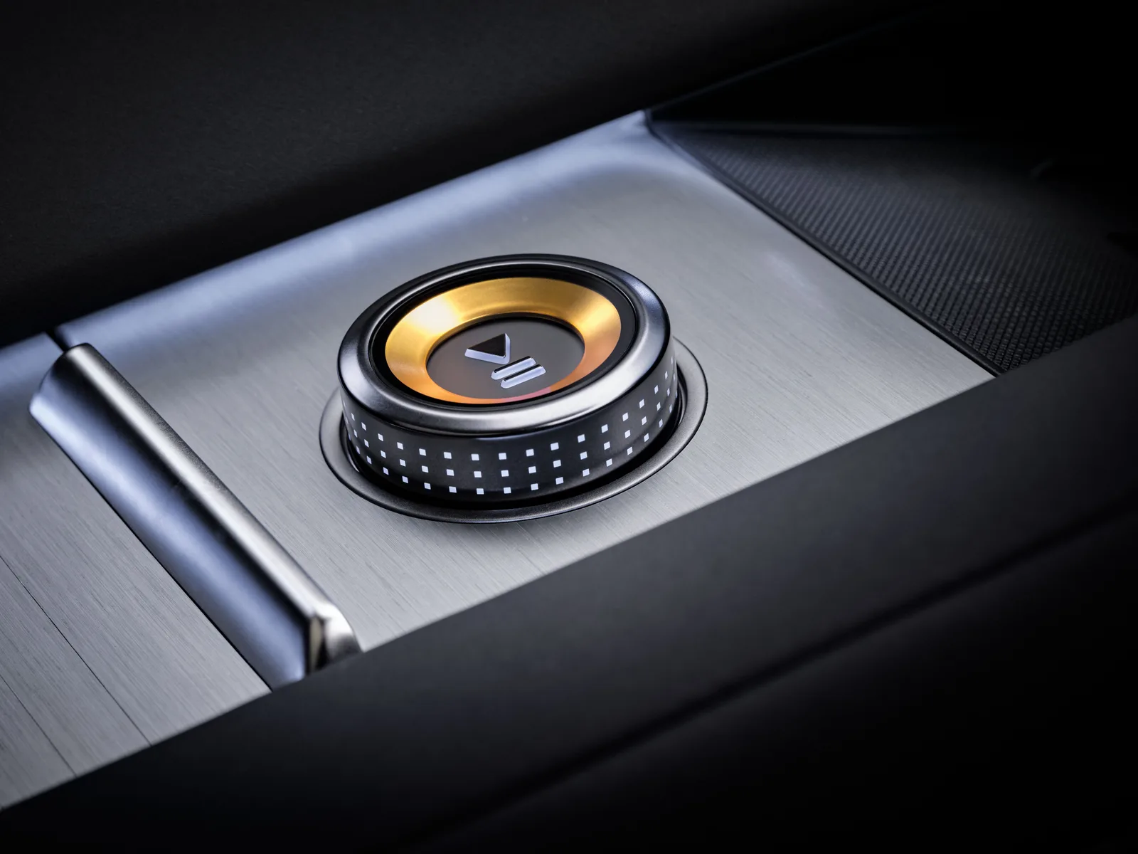 Kabinen i Polestar 4 SUV med rat og landskabsorienteret centerskærm. Officielt pressefoto fra Polestar.