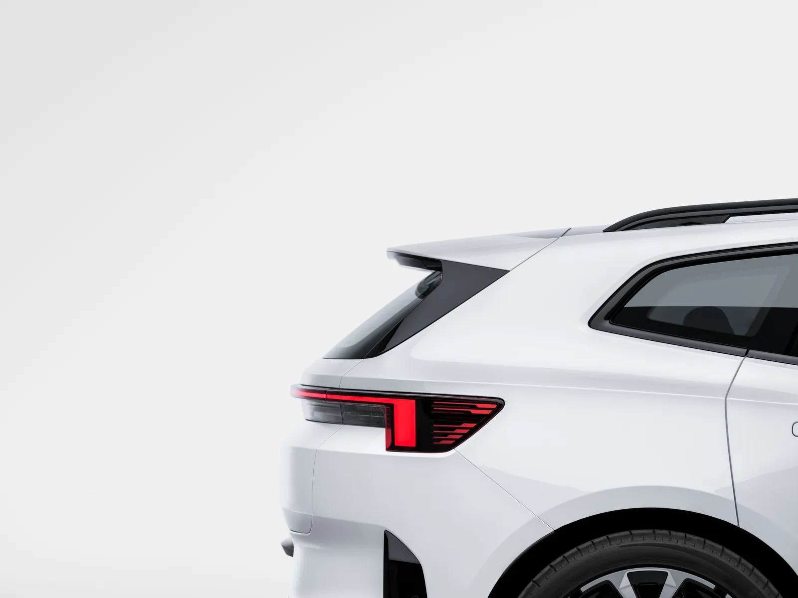 Detalje af den redesignede bagende på Polestar 4 SUV med lige taglinje og tagbøjler. Officielt pressefoto fra Polestar.