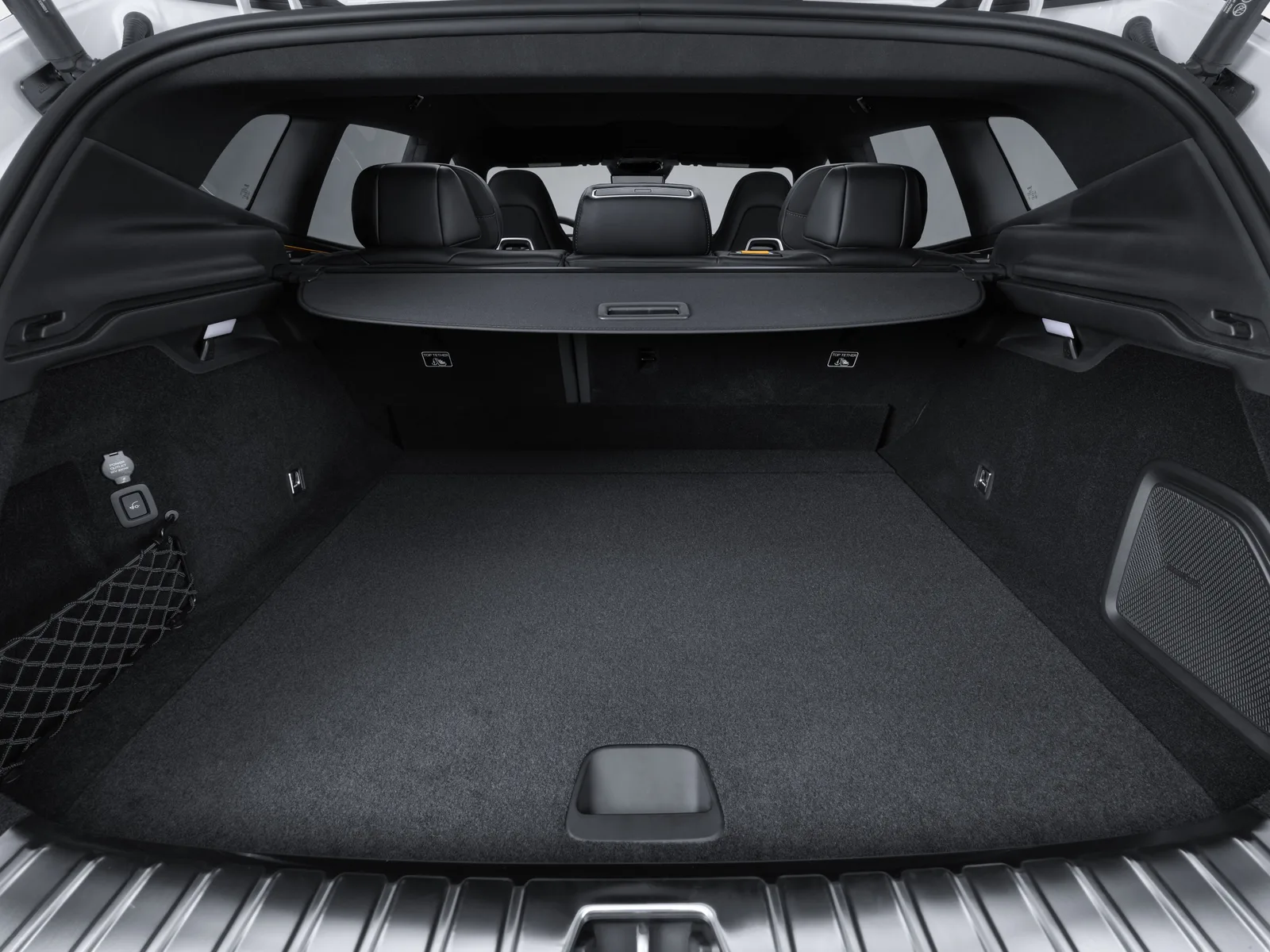 Bagagerummet i Polestar 4 SUV set fra bagklappen. Officielt pressefoto fra Polestar.