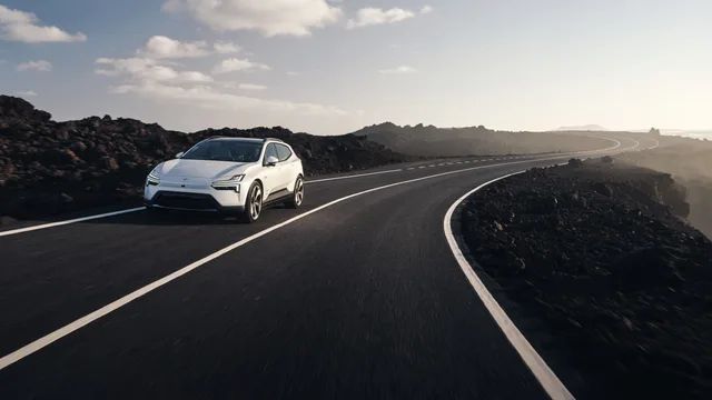 Polestar 4 SUV i hvid, set forfra på en åben landevej. Officielt pressefoto fra Polestar.