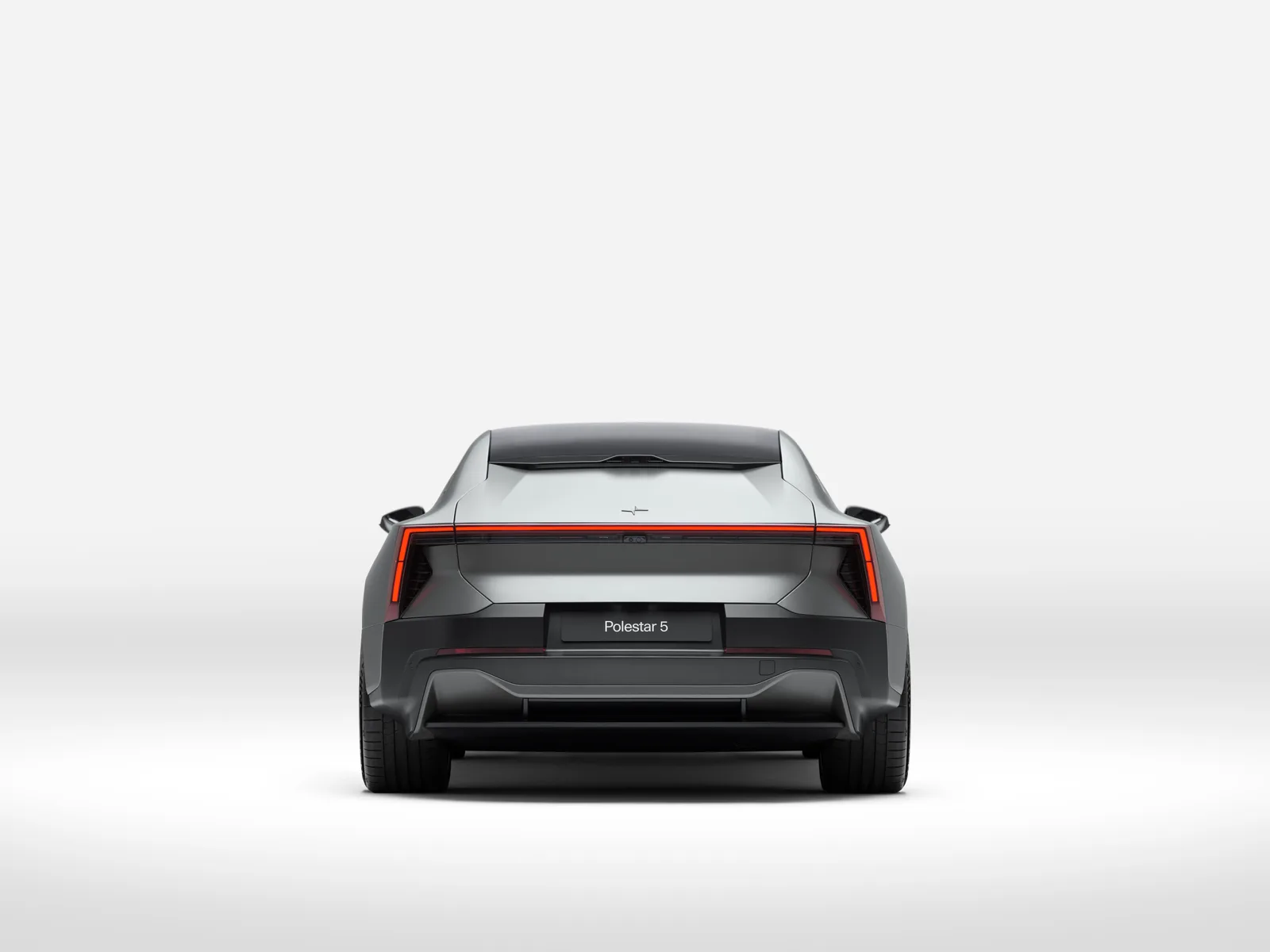Polestar 5 set forfra og fra siden. Officielt pressefoto af den firedørs performance-GT fra Polestar.