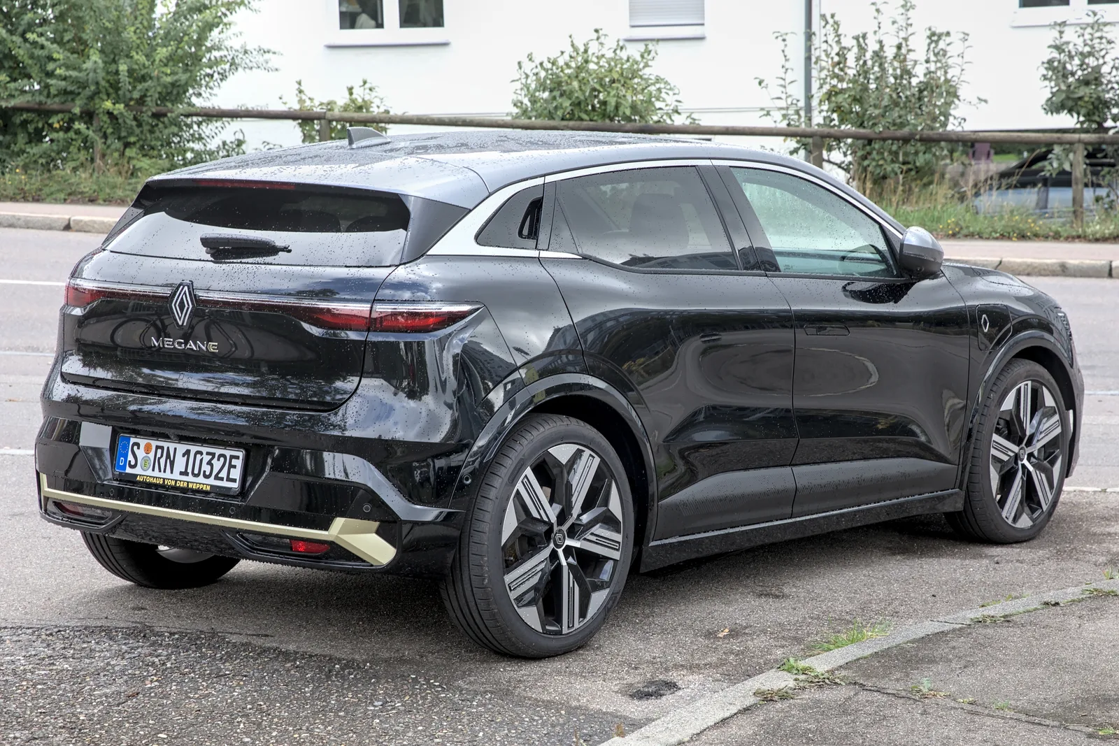 Renault Megane E-Tech Electric set forfra og fra siden. Arkivfoto af den nuværende Megane, da pressebillederne af den faceliftede 2026-udgave endnu ikke er i elturs mediebank.
