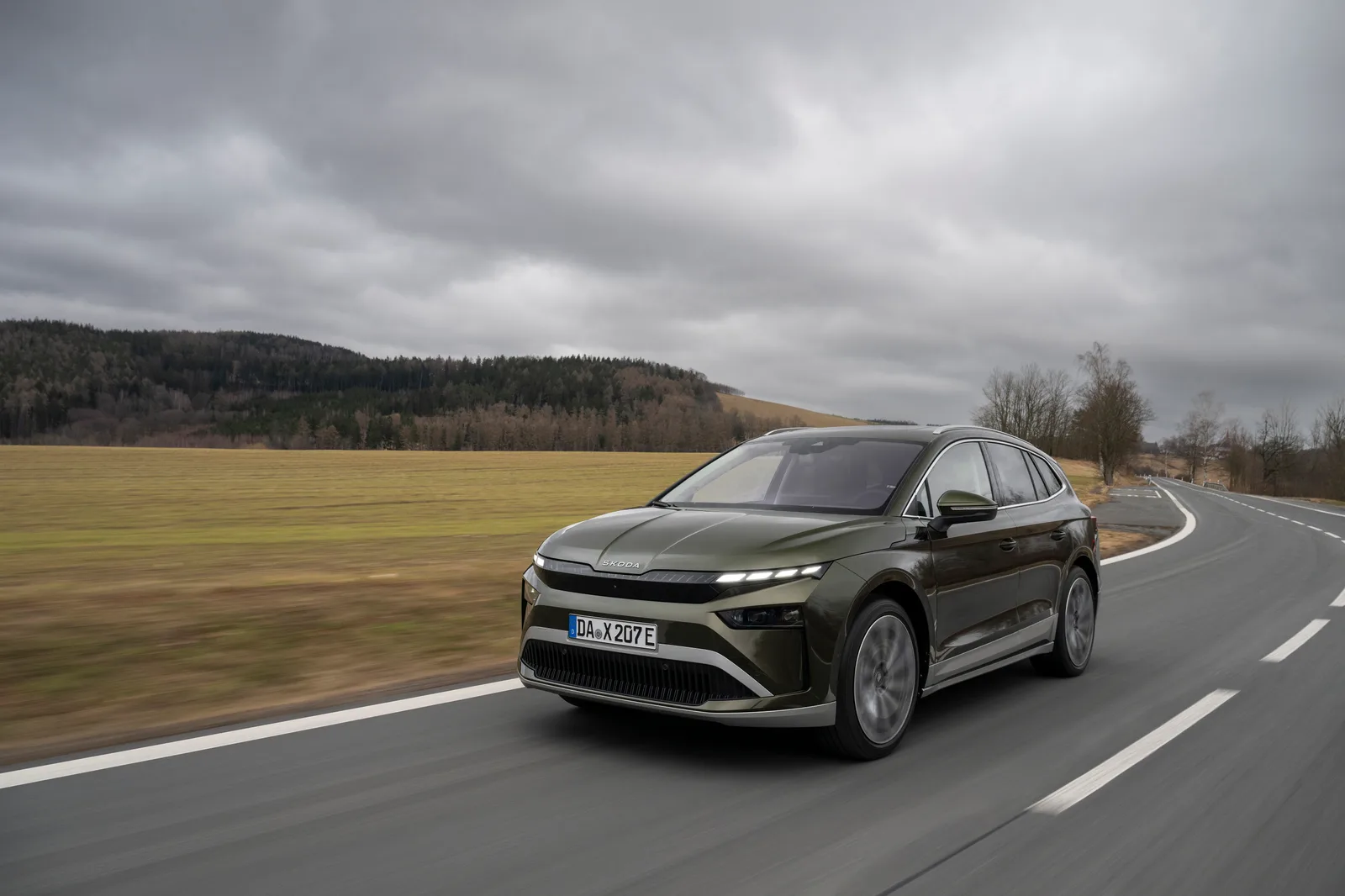 Skoda Enyaq set skråt forfra. Pressefoto fra Skoda.