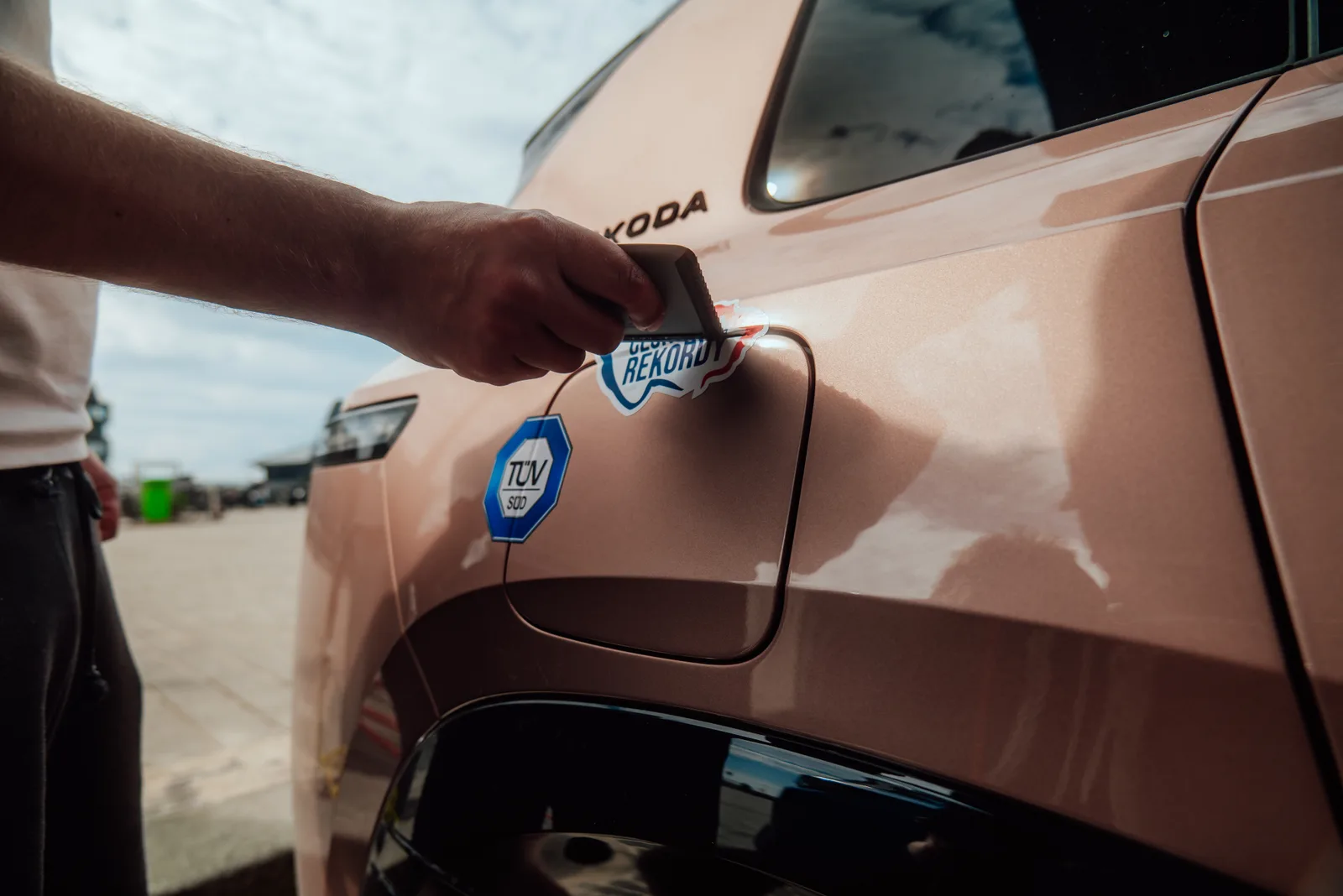 Forsegling af ladeporten på Skoda Peaq 90 med segl fra TÜV Süd før rekordkørslen