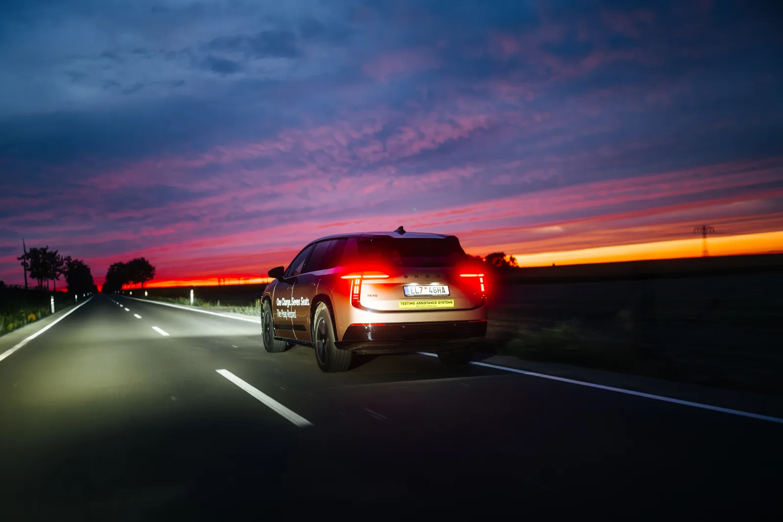 Skoda Peaq 90 kører på en landevej i solnedgang under natkørslen