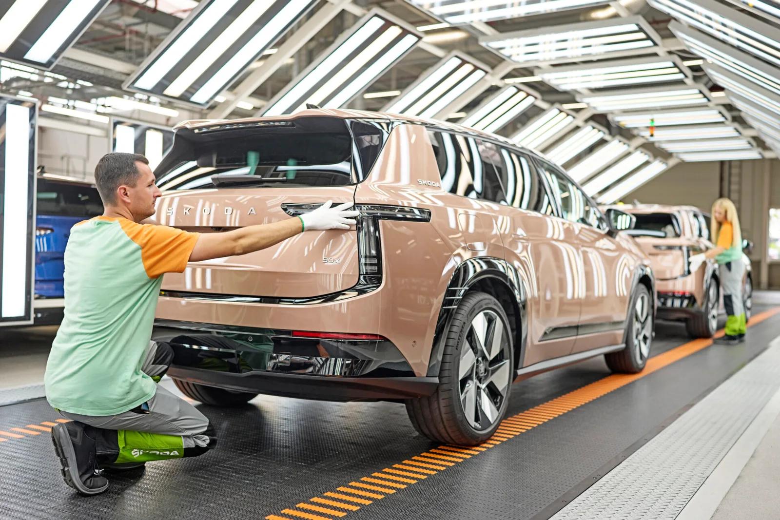 Medarbejder kontrollerer bagpartiet på en færdig Skoda Peaq på fabrikslinjen
