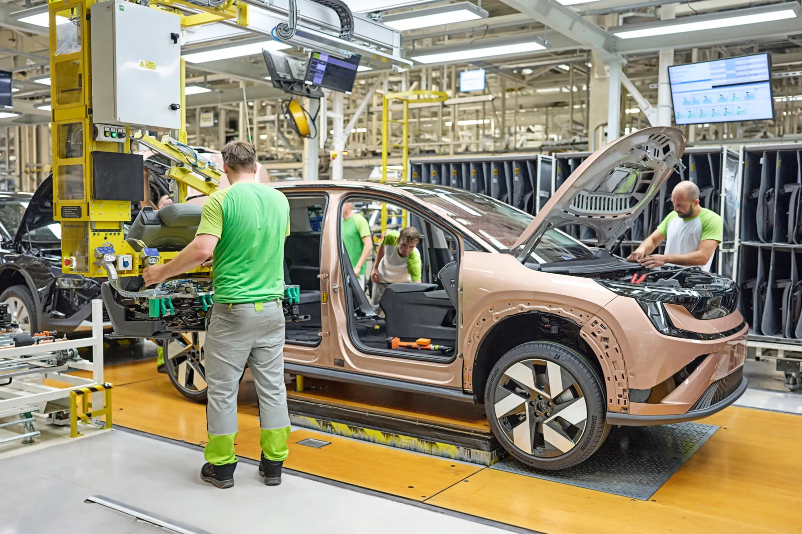 Medarbejdere monterer sæder i en Skoda Peaq på produktionslinjen i Mladá Boleslav