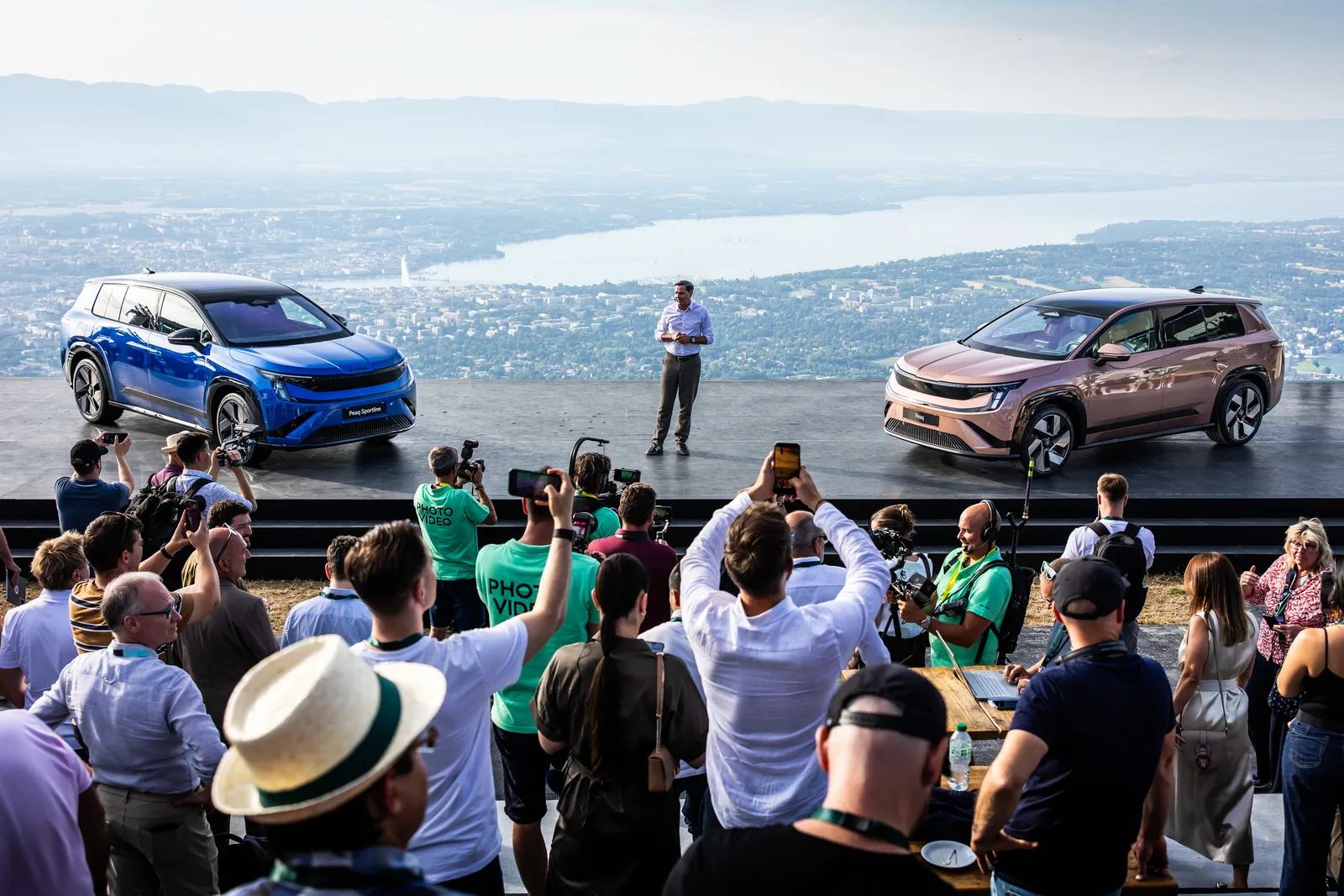To Škoda Peaq ved verdenspremieren på en bjergscene over Genevesøen