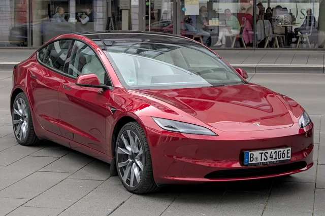 File:Tesla Model 3 (2023) Autofrühling Ulm IMG 9282.jpg