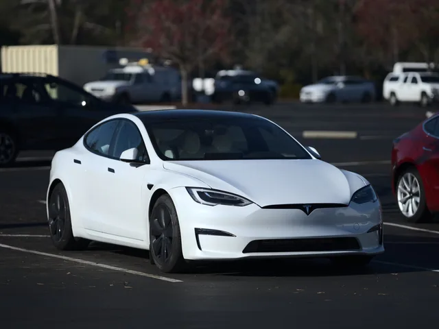 File:2021 Tesla Model S P2 Long Range front right view.jpg