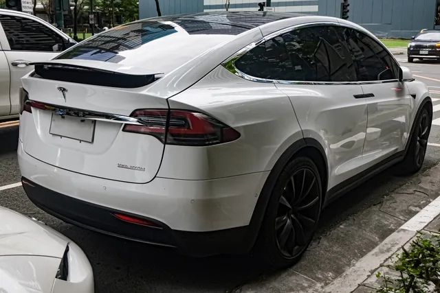 File:Tesla Model X Dual Motor AWD Pearl White Multi-Coat 04.jpg